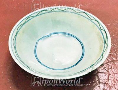 
        11117|
        A White Ceramic Bowl