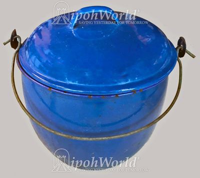 
        11155|
        A Blue Enamel Pot